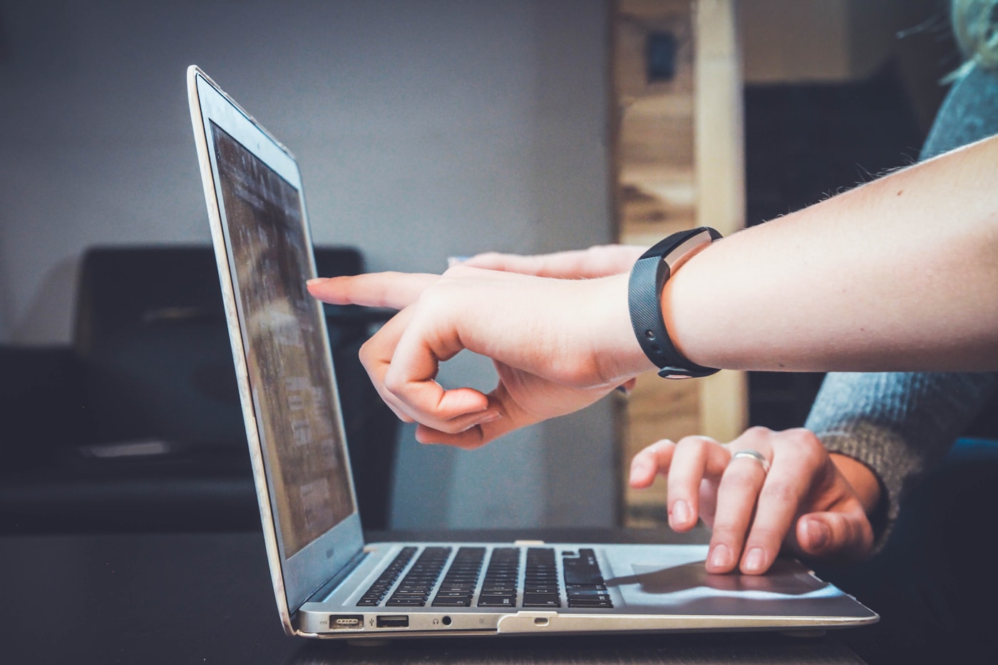 Student v laboratoři pracuje na projektu digitálního příjmu s AI